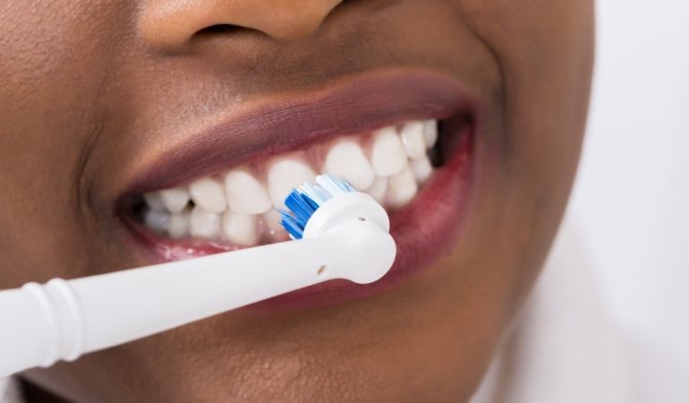 using electric toothbrush on gums